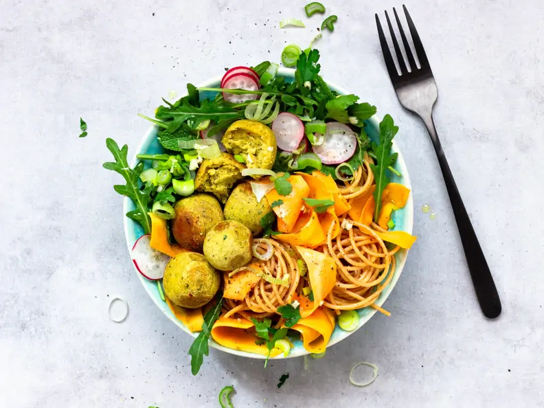 Noodle-Bowl mit Falafel