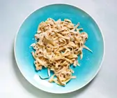 Dinkelnudeln auf einem türkisfarbenen Teller