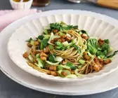 Currynudeln mit Paksoi und gebratenem Tofu