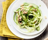 Gurkennudeln mit Spinat-Erdnuss-Sauce