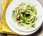 Gurkennudeln mit Spinat-Erdnuss-Sauce