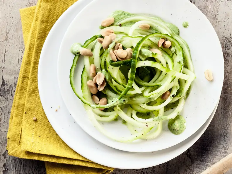 Gurkennudeln mit Spinat-Erdnuss-Sauce