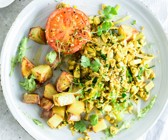 Rührtofu mit Avocado, Kartoffeln und Tomaten