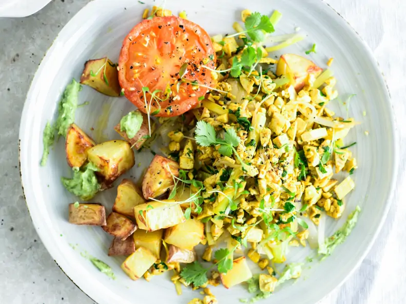 Rührtofu mit Avocado, Kartoffeln und Tomaten