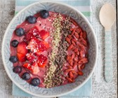 Açaí-Bowl mit frischen Beeren
