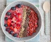 Açaí-Bowl mit frischen Beeren