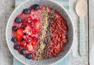 Açaí-Bowl mit frischen Beeren