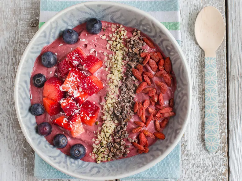 Açaí-Bowl mit frischen Beeren