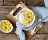 Kokos-Sojajoghurt mit Ananas und Sesam