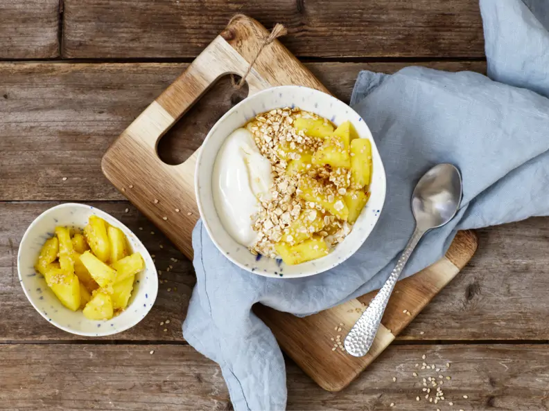 Kokos-Sojajoghurt mit Ananas und Sesam
