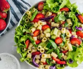Nudelsalat mit Erdbeeren