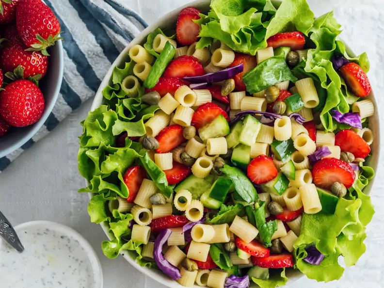 Nudelsalat mit Erdbeeren