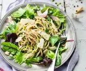 Kräuterspaghetti auf Salat