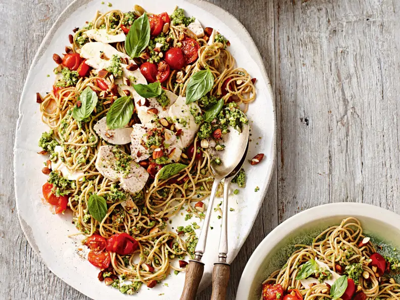 Pasta mit Hähnchen und Brokkoli-Pesto