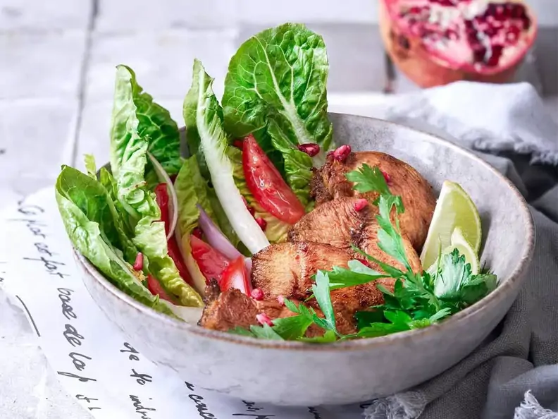 Hähnchen-Saté mit buntem Salat