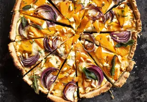 Kürbis-Tarte mit roten Zwiebeln und Taleggio