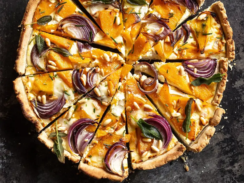 Kürbis-Tarte mit roten Zwiebeln und Taleggio