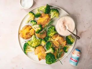Smashed Potatoes mit Brokkoli und Möhren-Raita