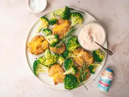 Smashed Potatoes mit Brokkoli und Möhren-Raita