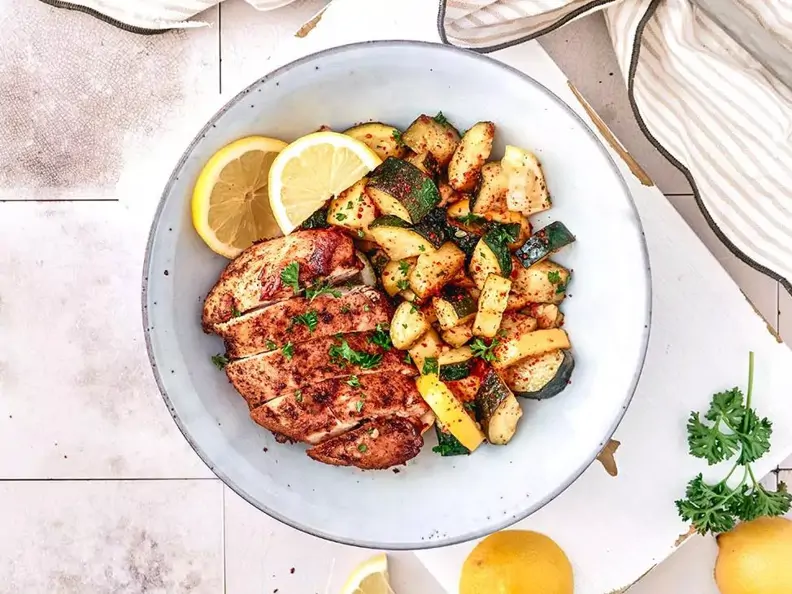 Hähnchenbrust mit Zucchini-Zitronen-Pfanne