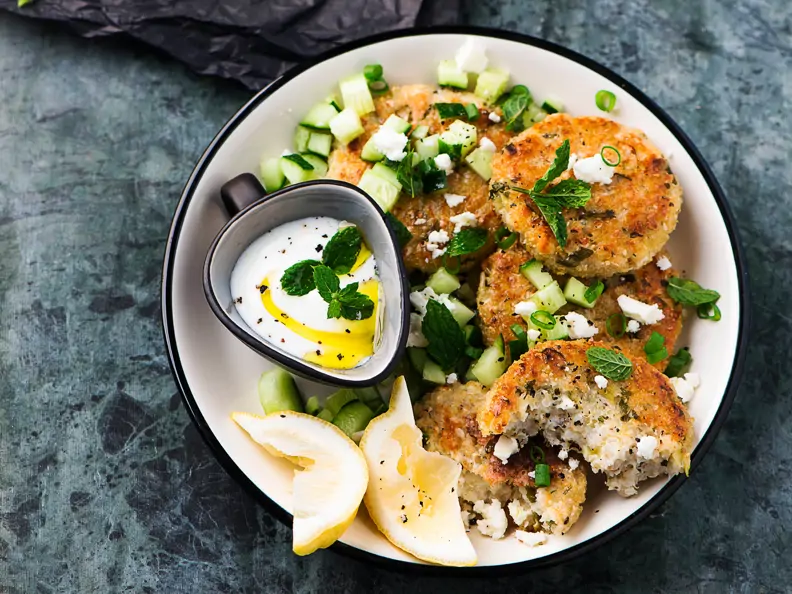 Blumenkohlfrikadellen mit Minzjoghurt