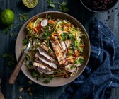 Asiatischer Krautsalat mit gegrilltem Hühnchen