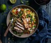 Asiatischer Krautsalat mit gegrilltem Hühnchen