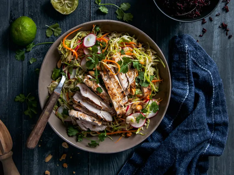 Asiatischer Krautsalat mit gegrilltem Hühnchen
