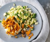Schafskäse aus dem Ofen auf Blumenkohlreis