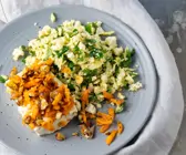 Schafskäse aus dem Ofen auf Blumenkohlreis