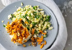 Schafskäse aus dem Ofen auf Blumenkohlreis