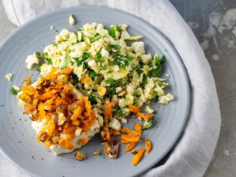 Schafskäse aus dem Ofen auf Blumenkohlreis