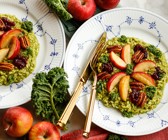 Grünkohl-Risotto mit Äpfeln, Preiselbeeren und Nüssen