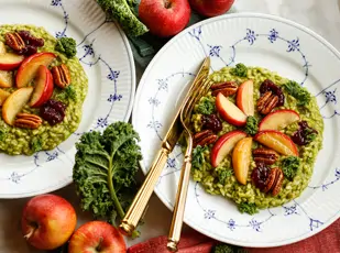 Grünkohl-Risotto mit Äpfeln, Preiselbeeren und Nüssen