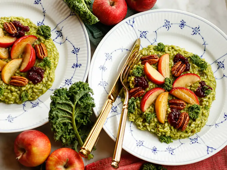 Grünkohl-Risotto mit Äpfeln, Preiselbeeren und Nüssen
