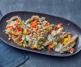 Erbsennudeln mit Paprika und Pinienkernen