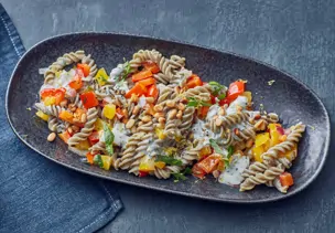 Erbsennudeln mit Paprika und Pinienkernen