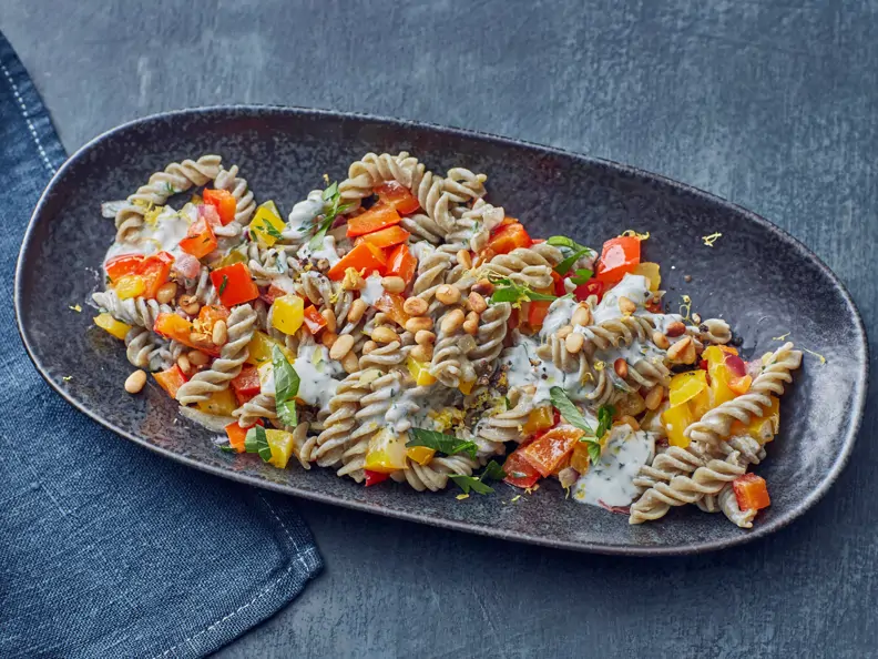 Erbsennudeln mit Paprika und Pinienkernen