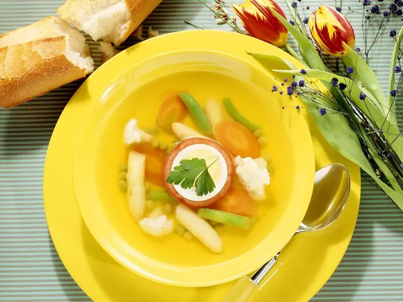 Gemüsesuppe mit Hühnerbrühe