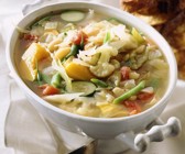 Bunte Gemüsesuppe mit Weißkohl
