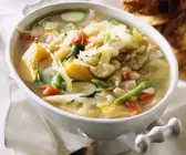 Bunte Gemüsesuppe mit Weißkohl