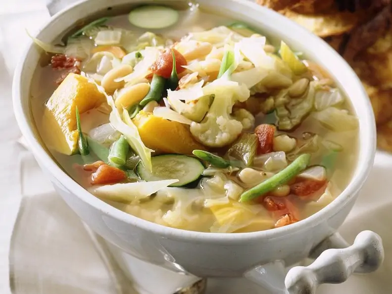 Bunte Gemüsesuppe mit Weißkohl