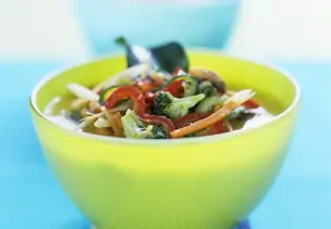 Gemüsesuppe mit Curry und Kokos