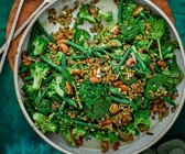 Gemüsesalat mit Bohnen, Brokkoli und Spinat