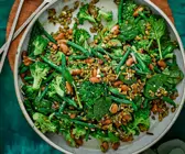 Gemüsesalat mit Bohnen, Brokkoli und Spinat