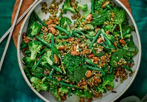 Gemüsesalat mit Bohnen, Brokkoli und Spinat