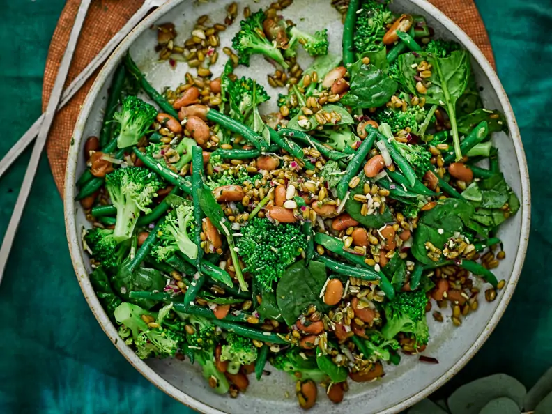 Gemüsesalat mit Bohnen, Brokkoli und Spinat
