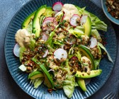 Eisbergsalat mit Auberginenpüree und Brot-Topping