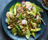 Eisbergsalat mit Auberginenpüree und Brot-Topping
