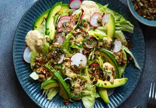Eisbergsalat mit Auberginenpüree und Brot-Topping